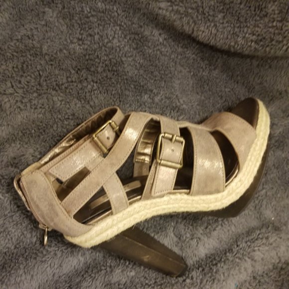 Very cute platform heels by Vera Wang - Picture 4 of 7